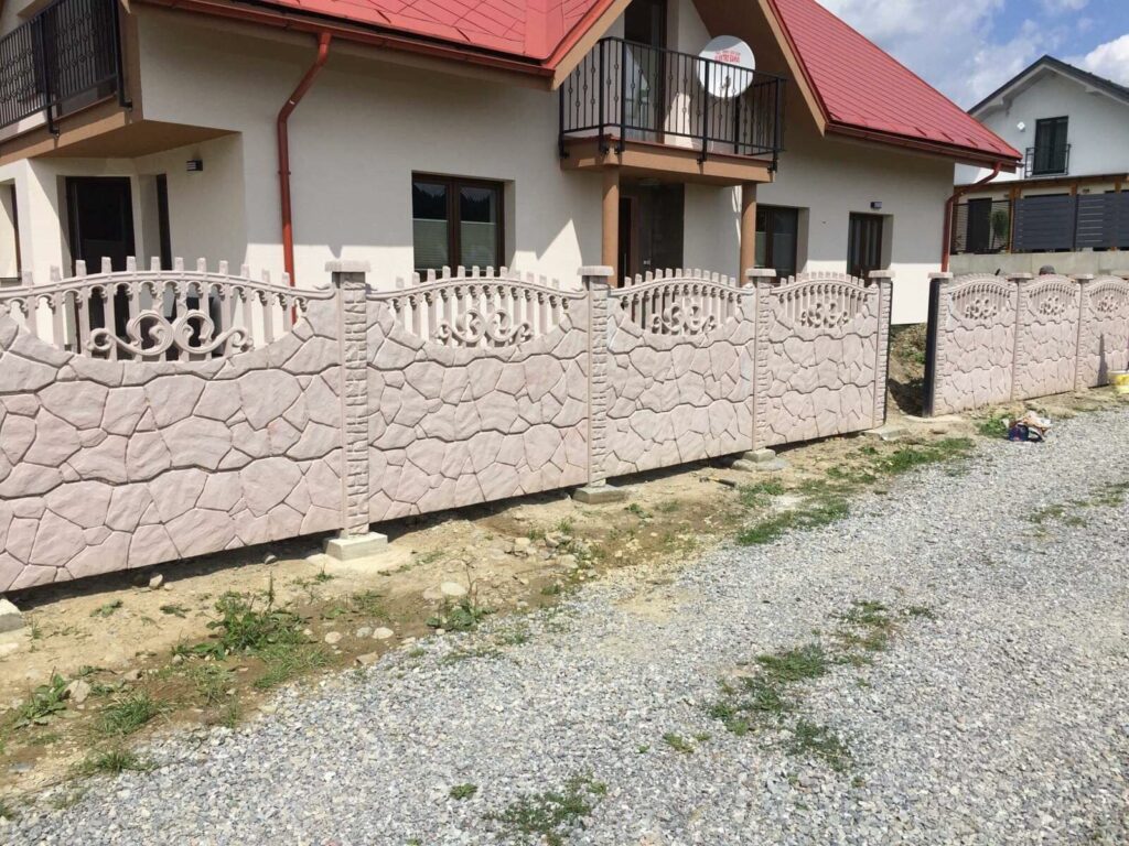 Realizácia Oravská Polhora - Betónový plot vzor číslo 10 08.08.2019 - 3